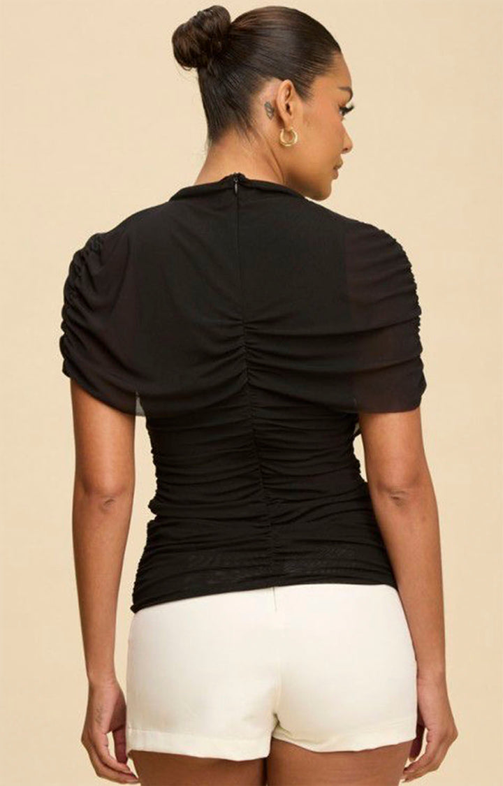 Blusa negra con corrugado