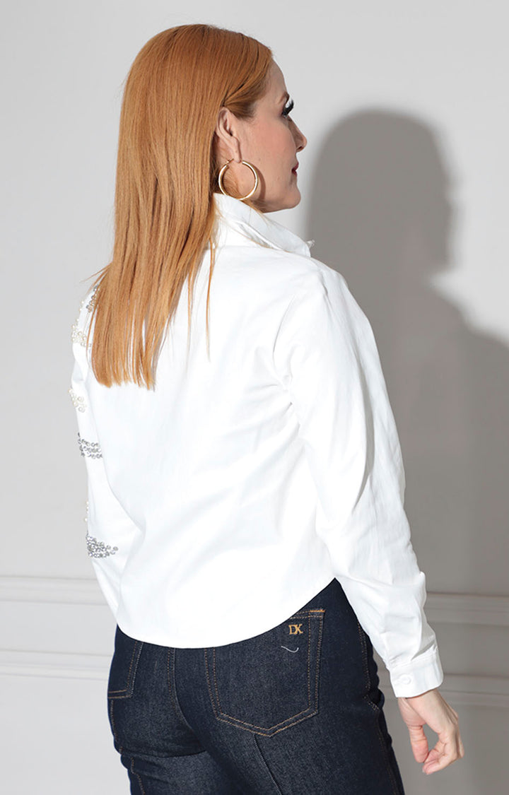 Chamarra blanca con pedrería