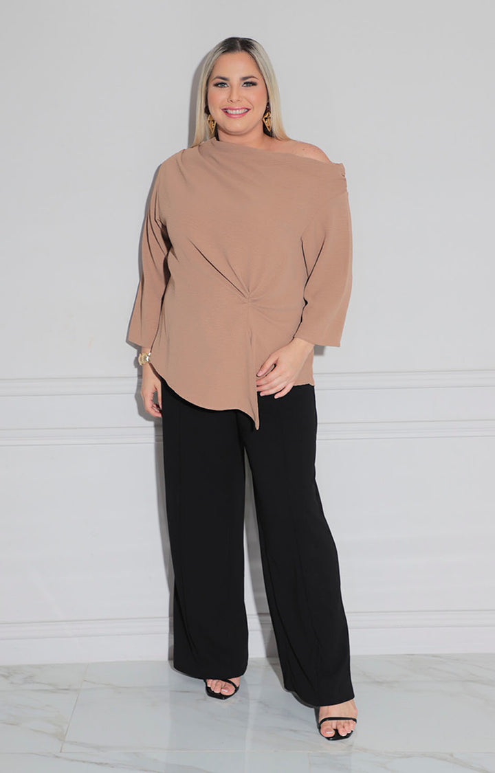 Blusa beige con broche