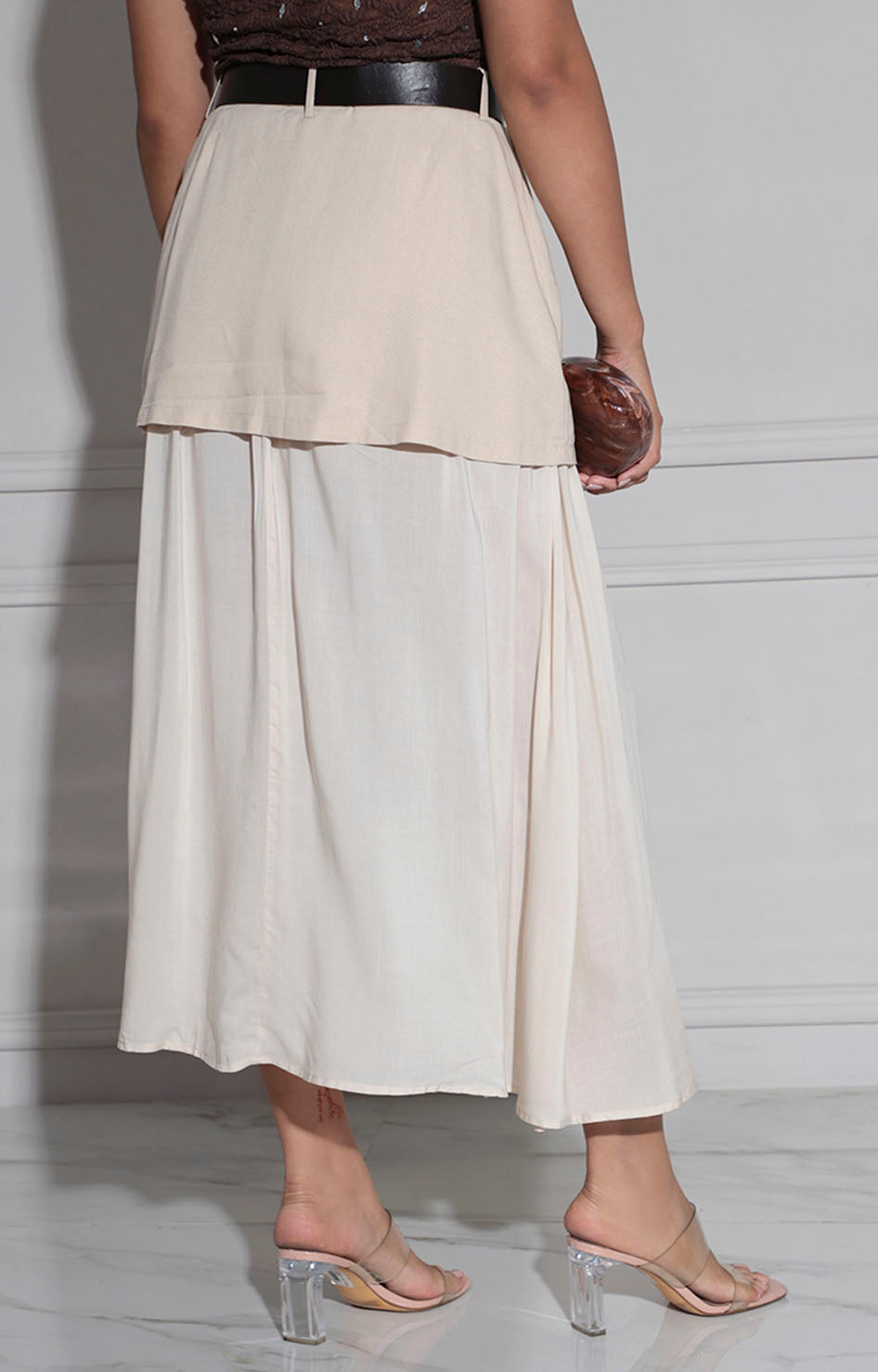 Falda beige con cinturón