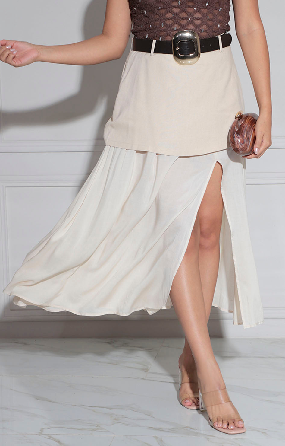 Falda beige con cinturón