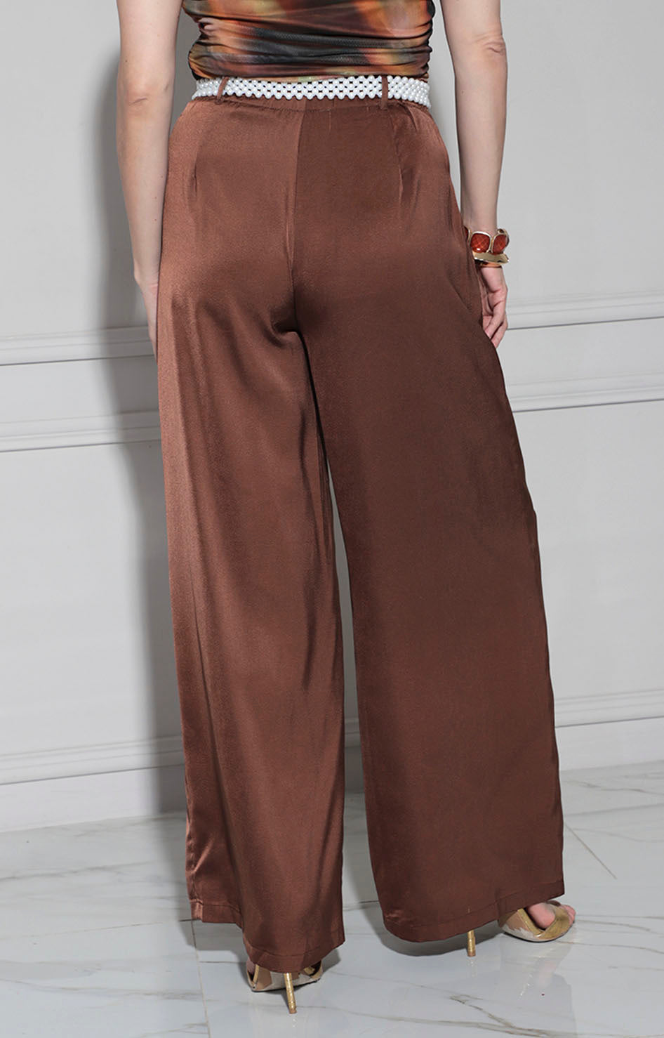 Pantalón café satinado