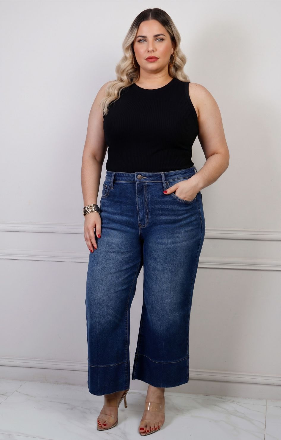 Pantalón de mezclilla curvy Boutiquemirel doblado en vista frontal