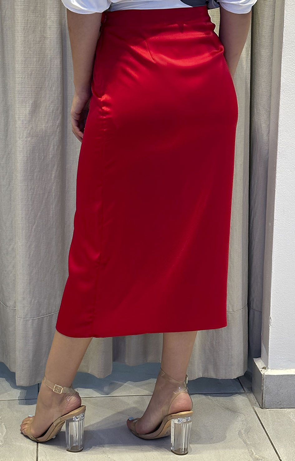 Falda roja satinada