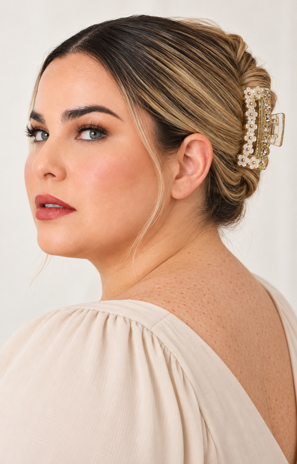 Pinza para cabello Boutiquemirel con cristales, elegante y brillante, muestra la pinza en detalle sobre fondo neutro.