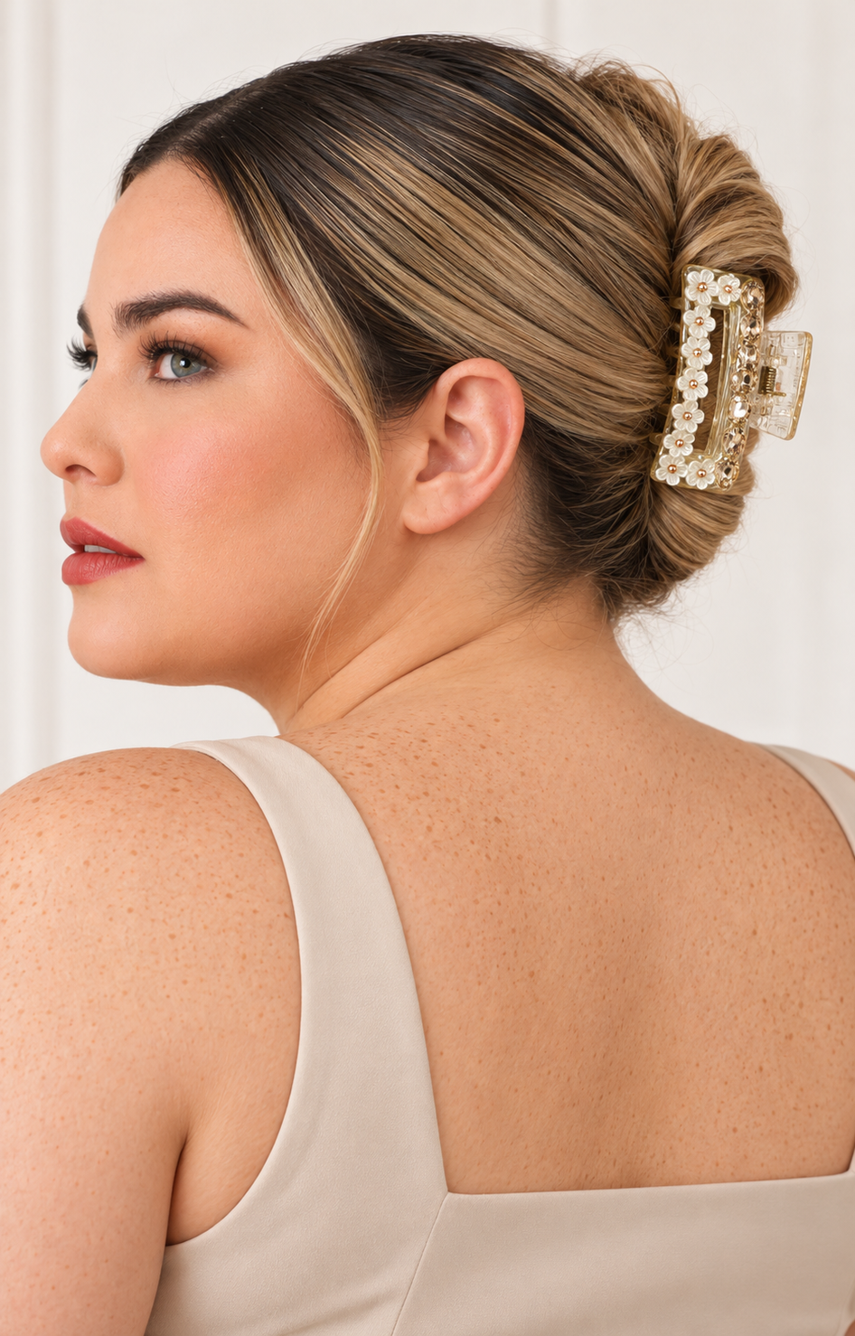 Pinza para cabello Boutiquemirel con cristales brillantes y diseño elegante en acabado metálico.