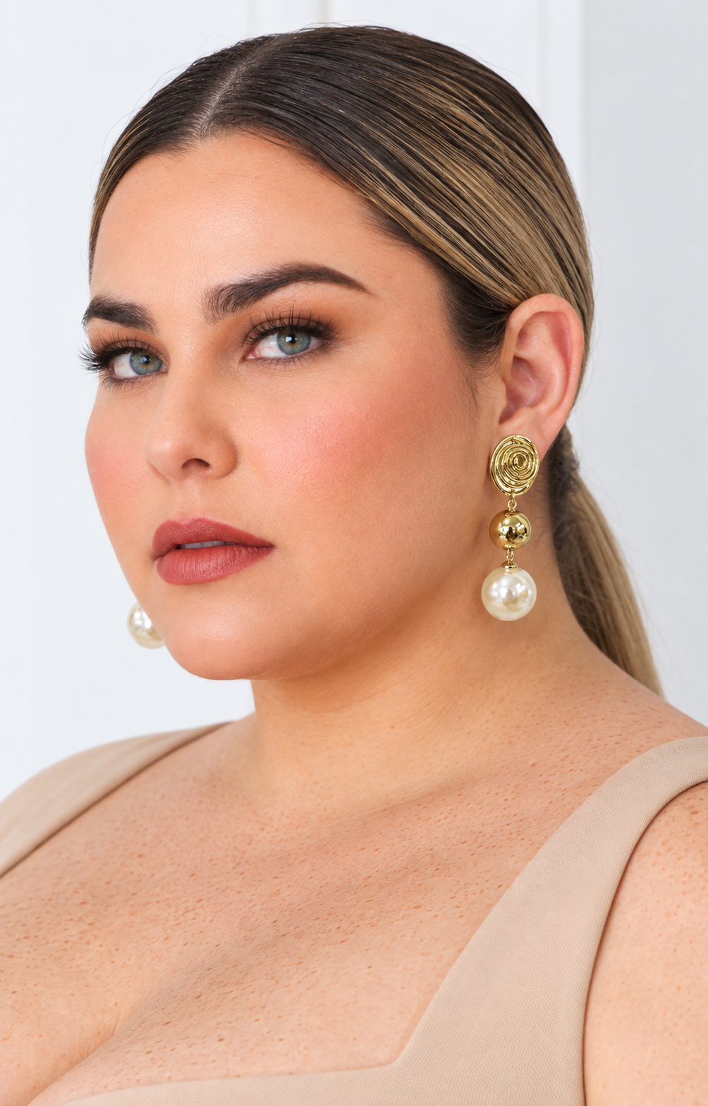 Aretes colgantes largos dorados con perla