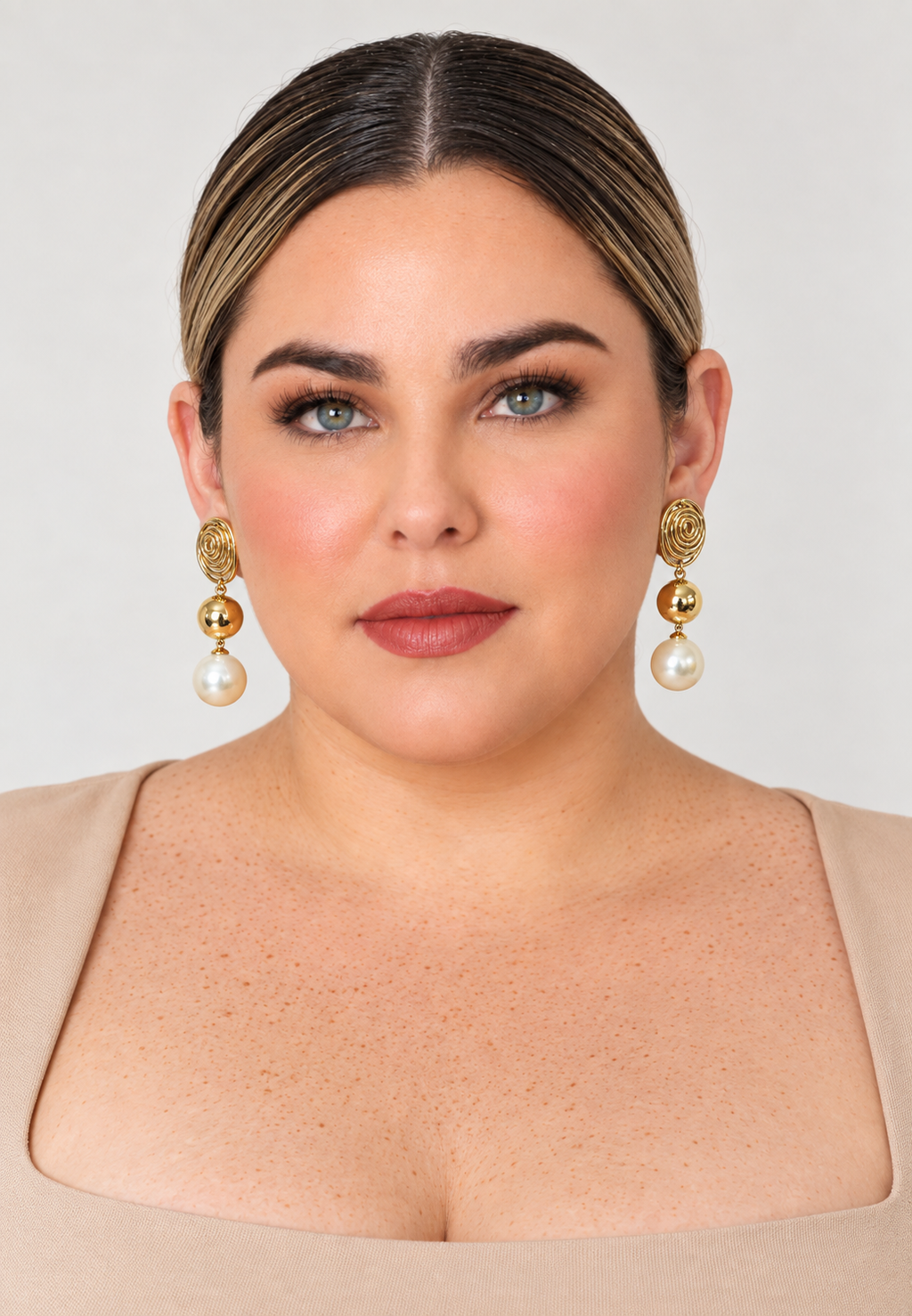 Aretes colgantes largos dorados con perla