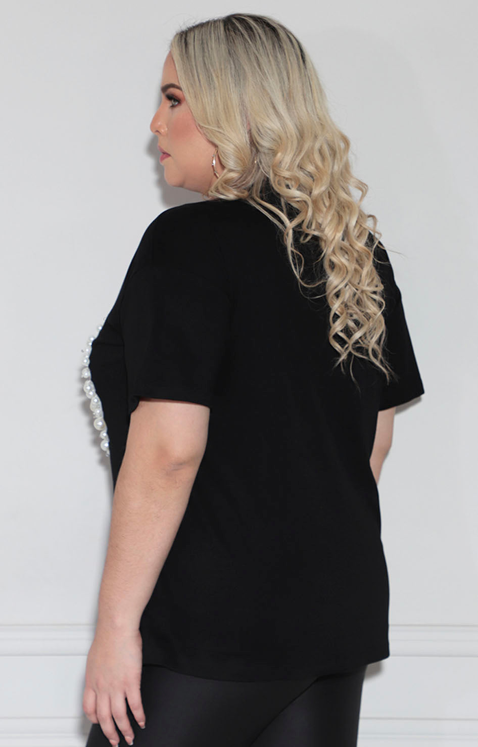 Blusa negra con perlas