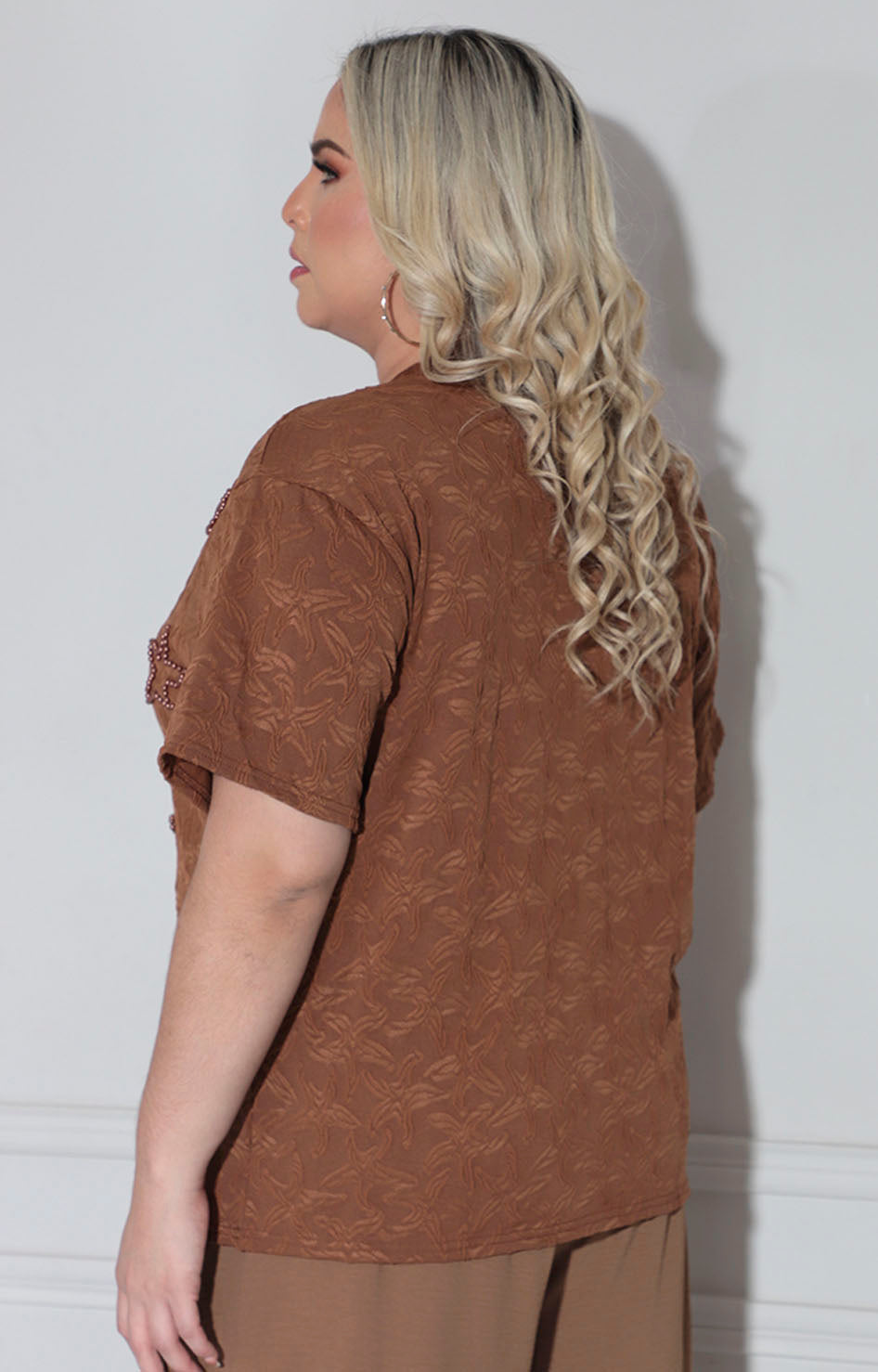 Blusa café estampada con perlas