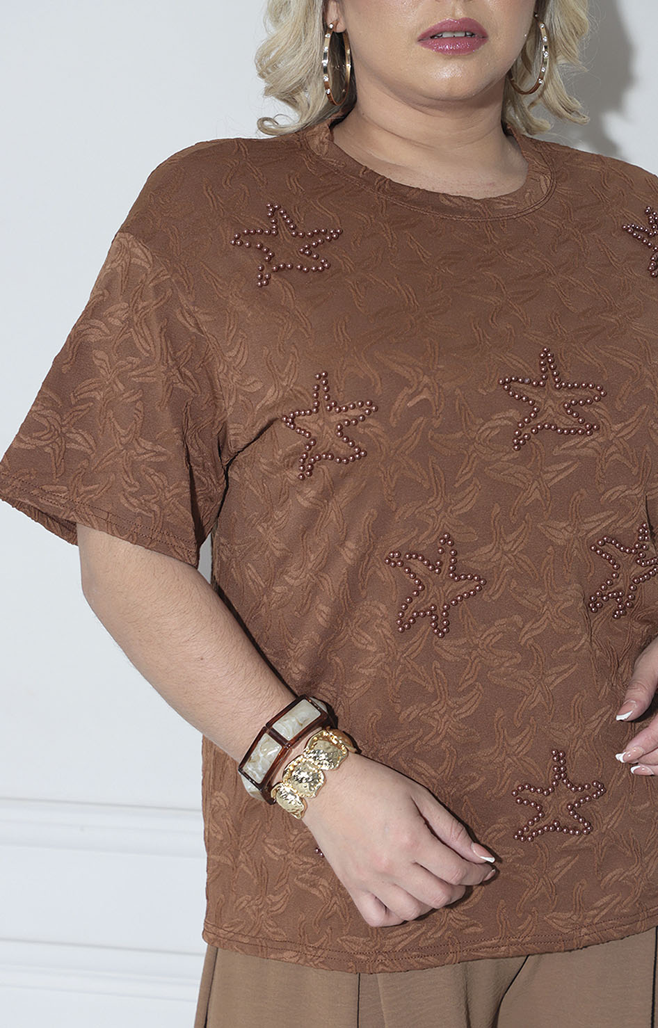 Blusa café estampada con perlas