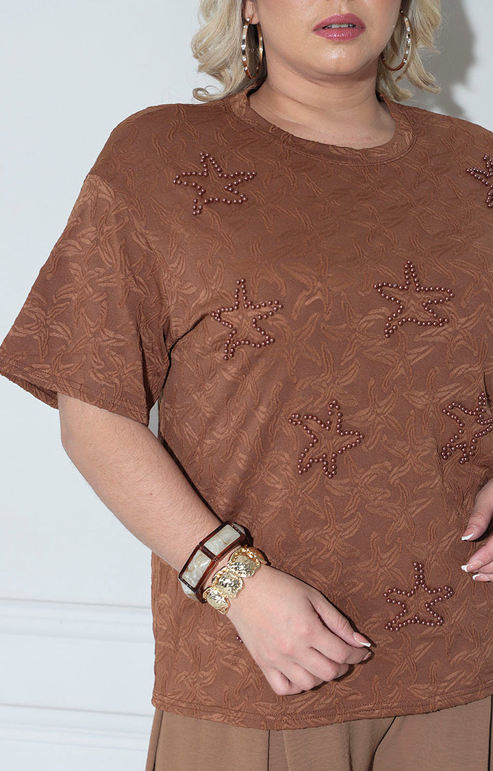 Blusa café estampada con perlas