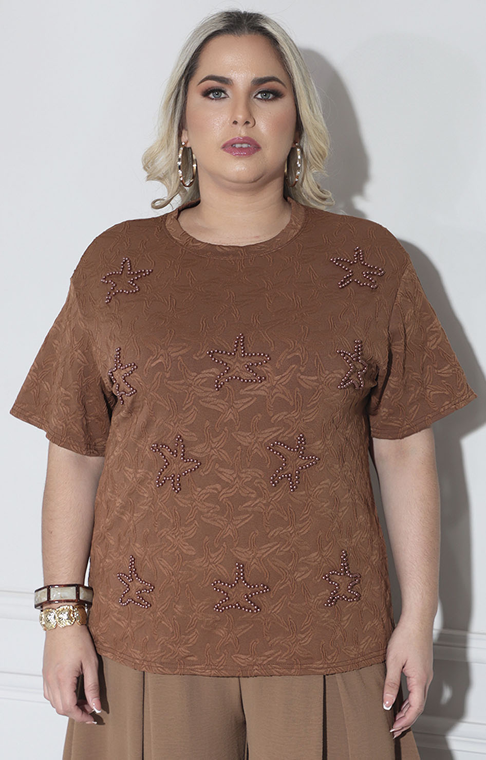 Blusa café estampada con perlas