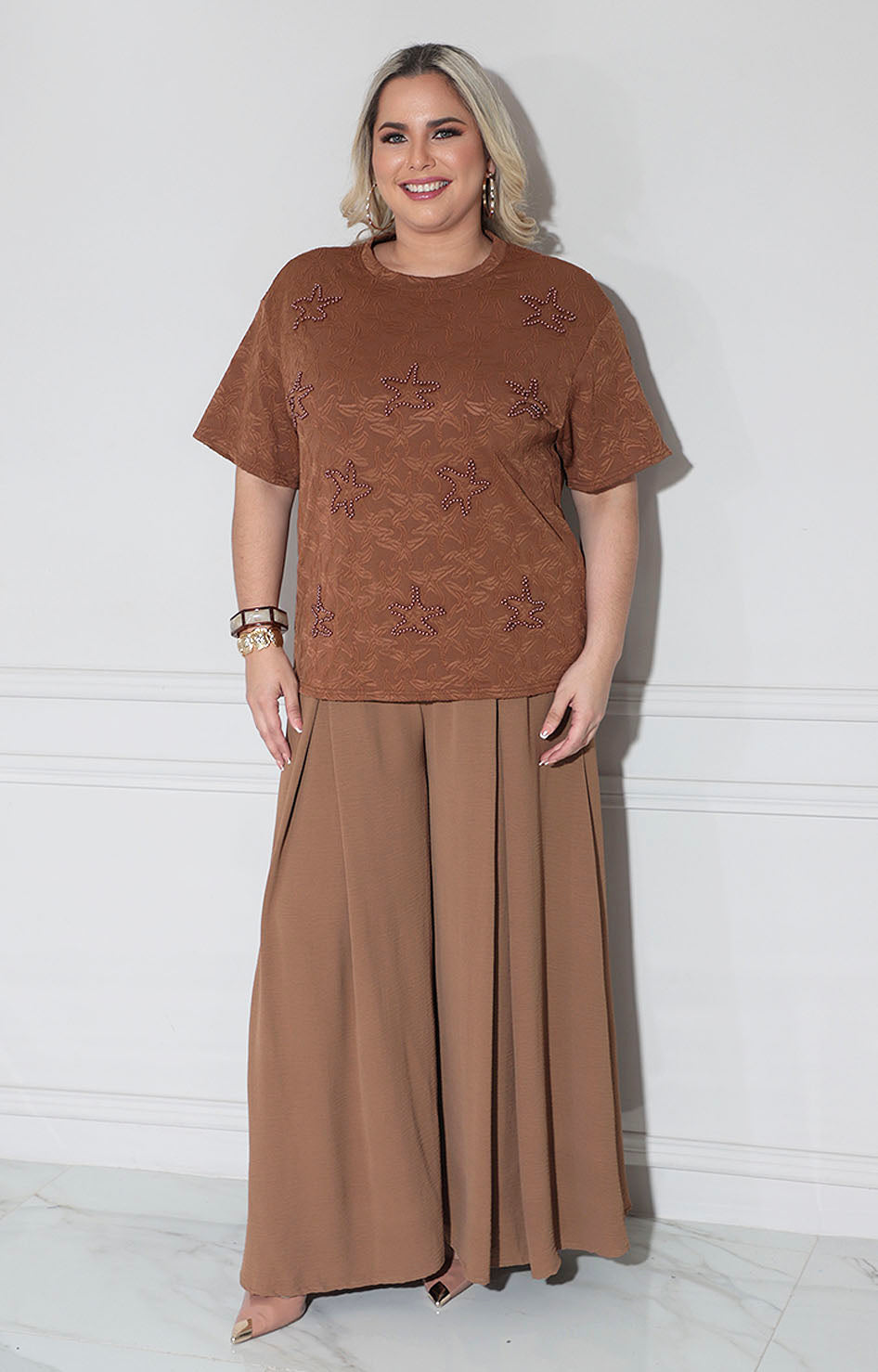 Blusa café estampada con perlas