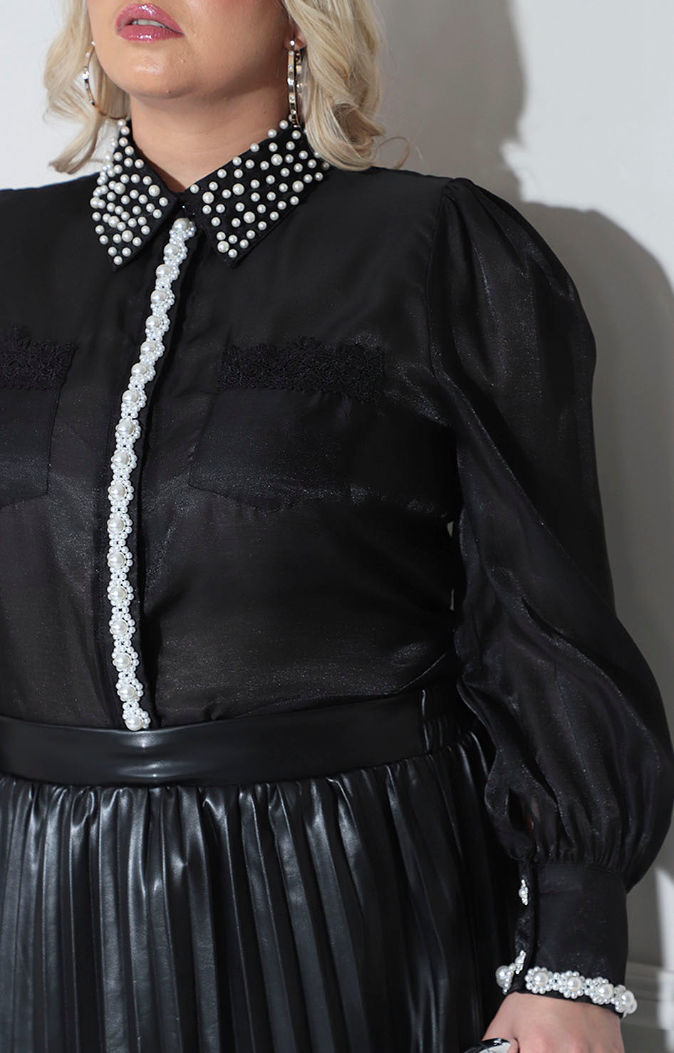 Blusa negra con perlas