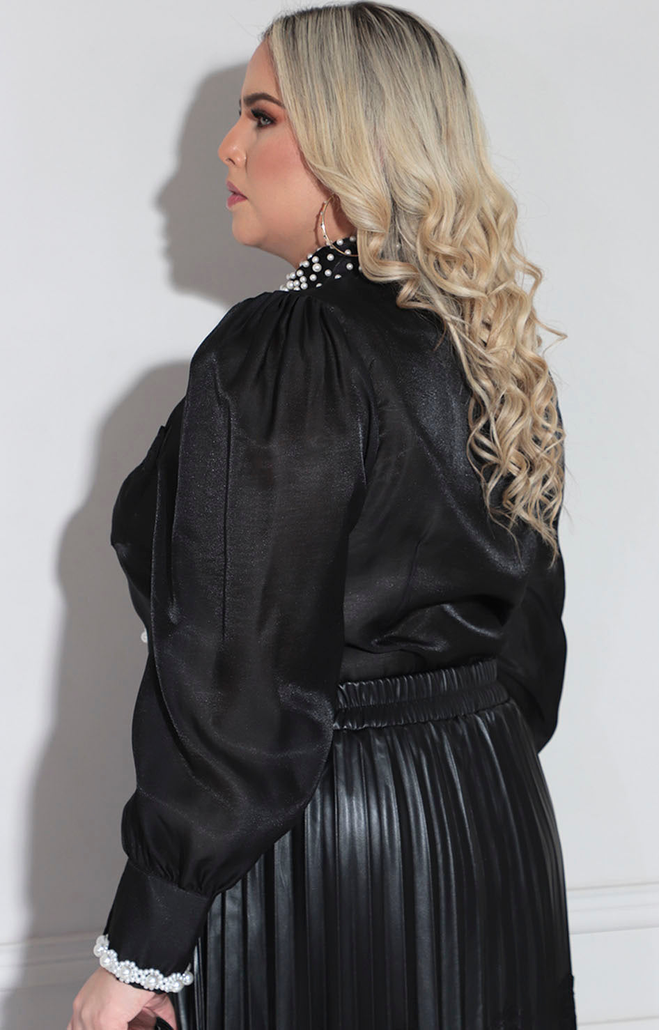 Blusa negra con perlas