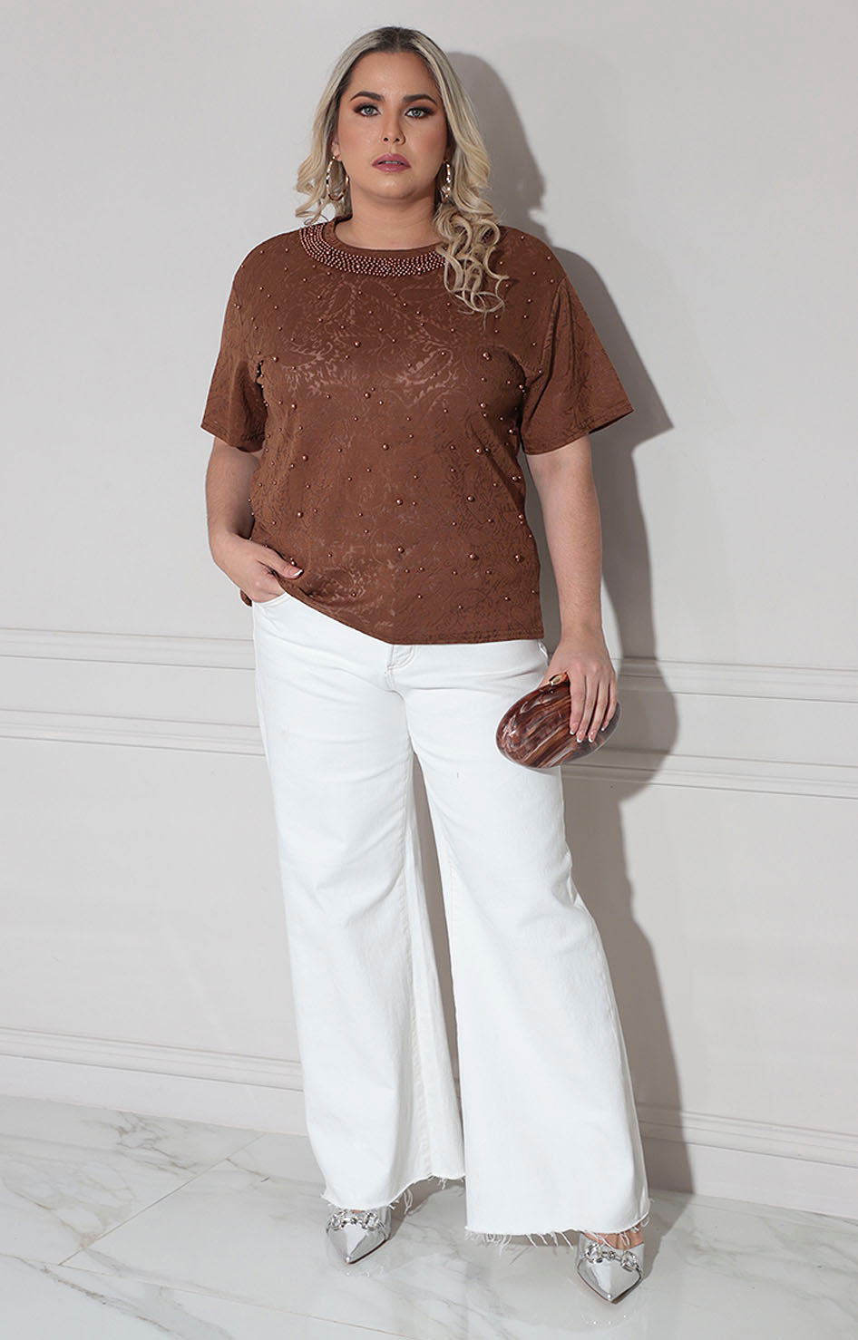 Blusa café con perlas