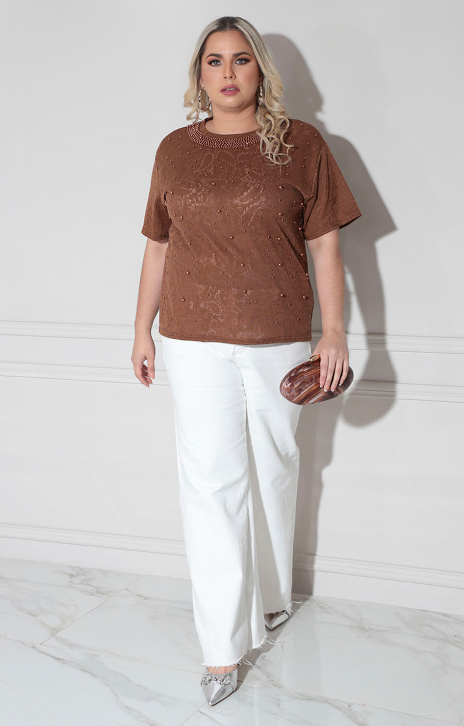 Blusa café con perlas