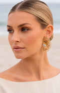 Arete semi flor dorada