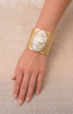 Pulsera dorada ambar