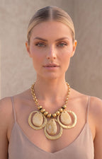 Collar dorado con maxi dije