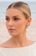 Aretes Elegantes de Perla y Acabado Dorado