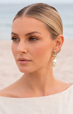 Aretes Elegantes de Perla y Acabado Dorado