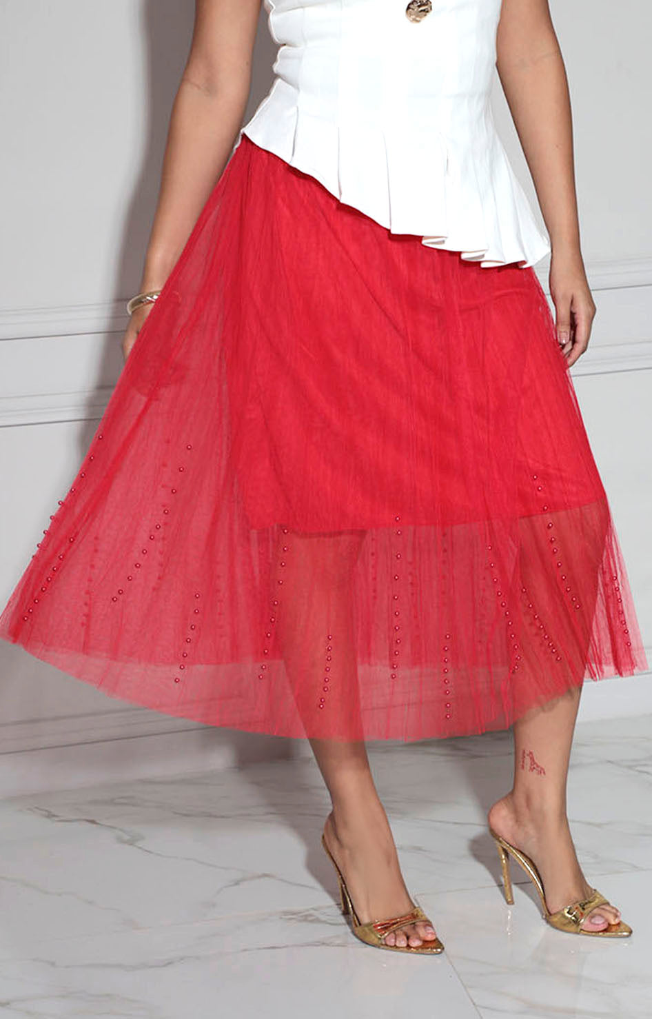 Falda roja con perlas