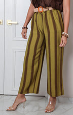 Pantalón verde a rayas con cinturón