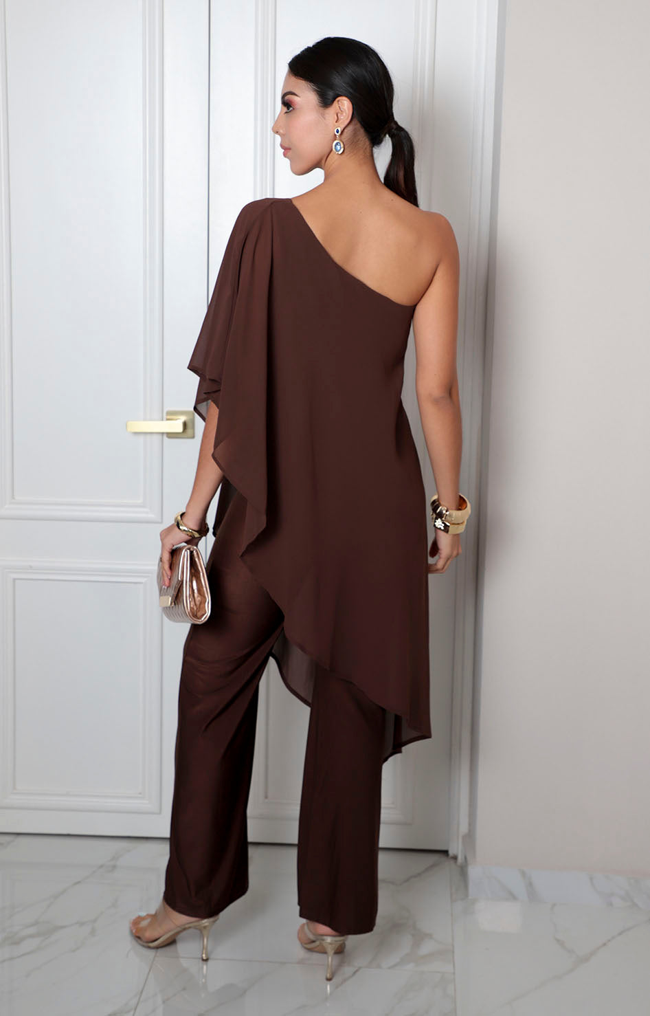 Palazzo café de un hombro con capa