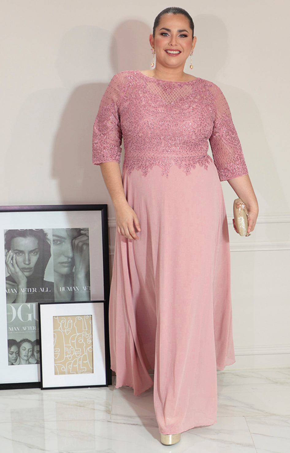 Vestido rosa con bordado y brillos con manga 3/4