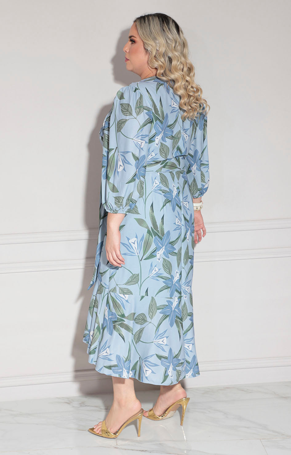 Vestido azul con hojas