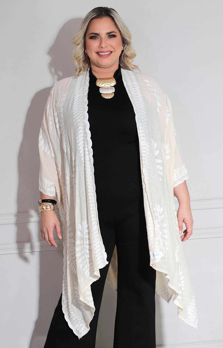 Kimono crema bordado