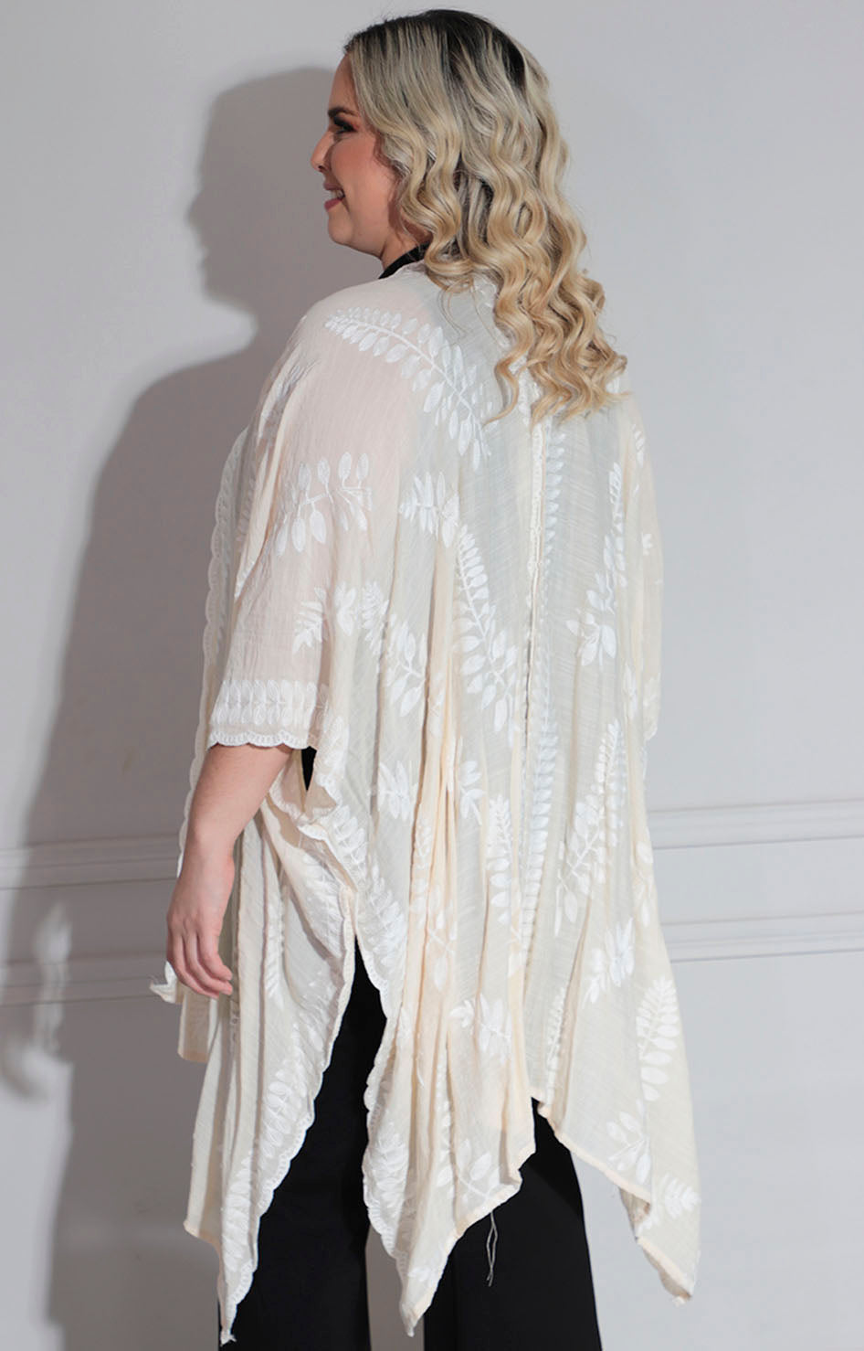 Kimono crema bordado