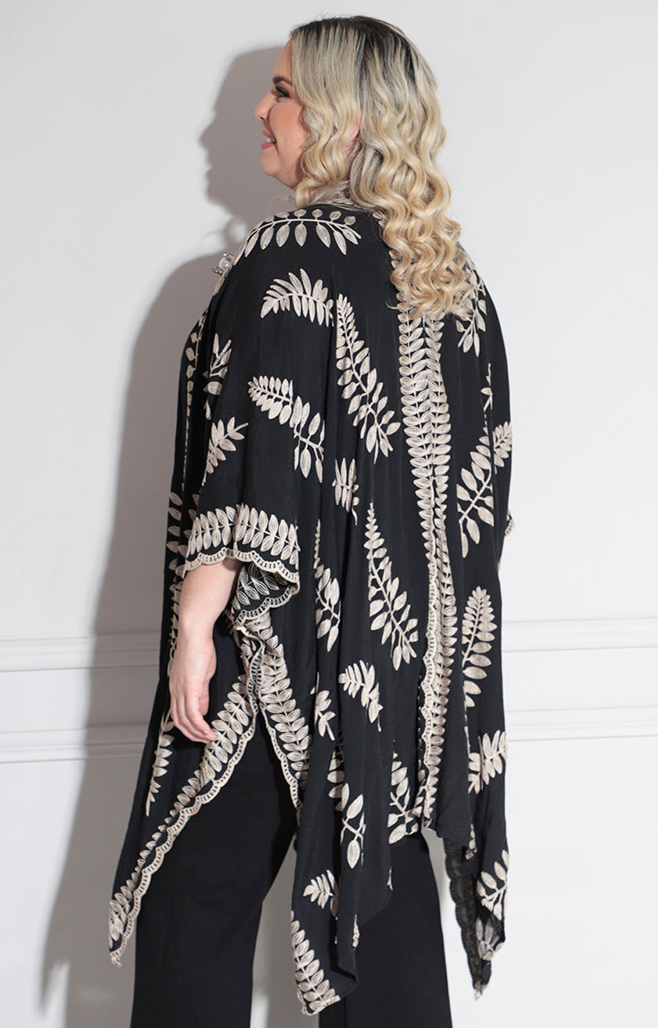 Kimono negro bordado