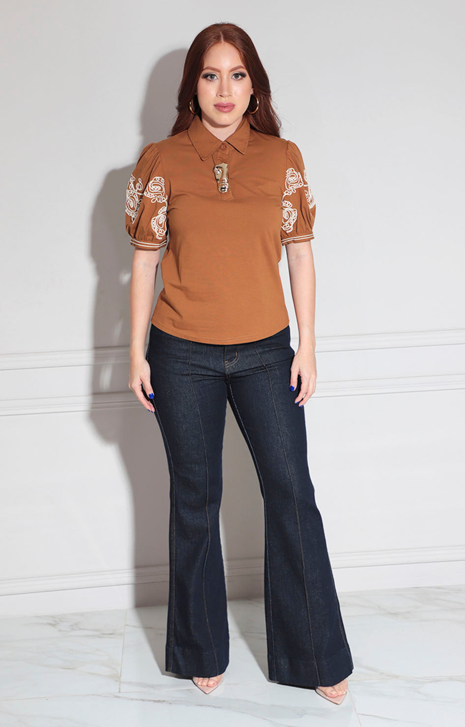 Blusa café con broche