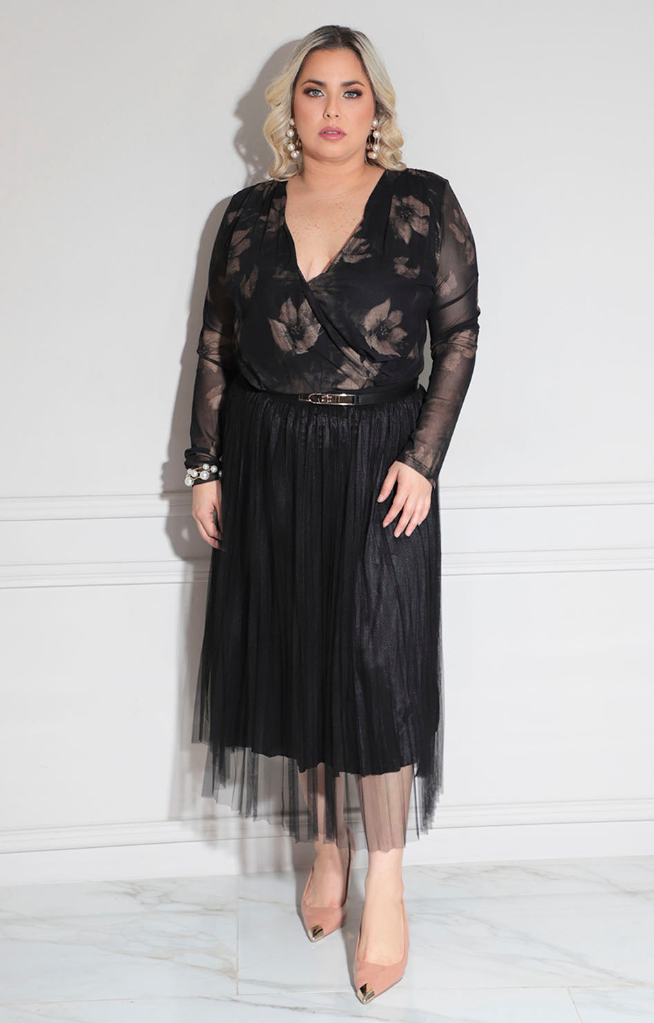 Pantiblusa negra con flores