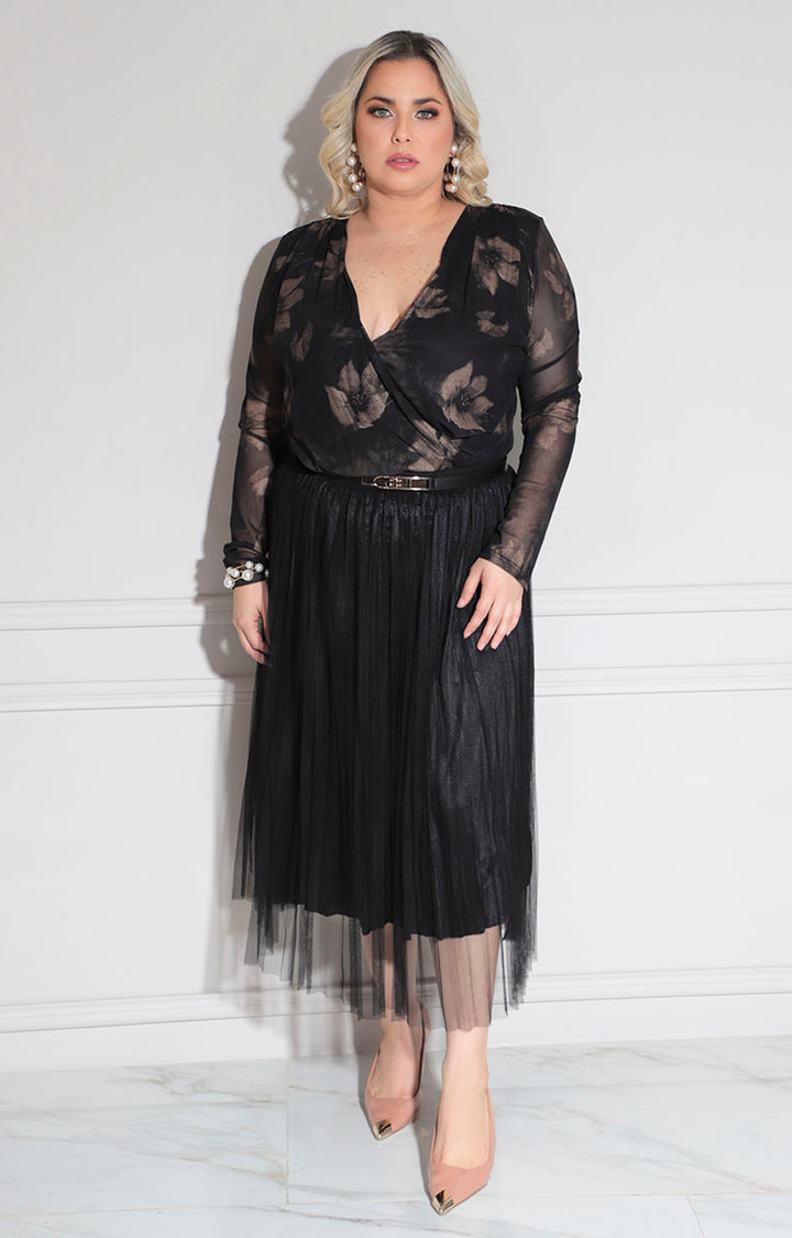 Pantiblusa negra con flores