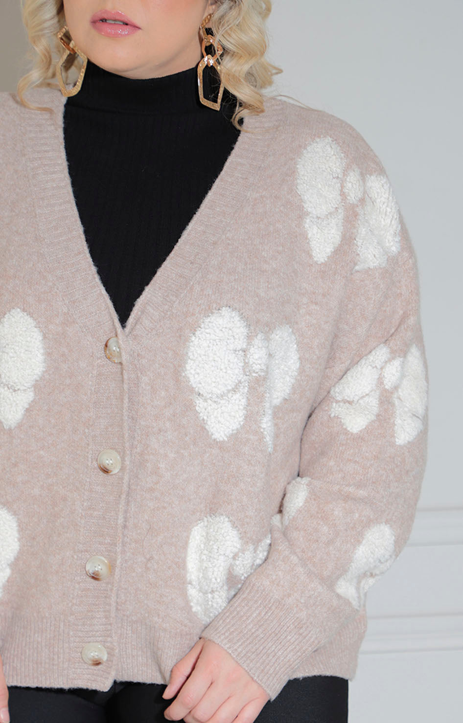 Suéter beige con flores