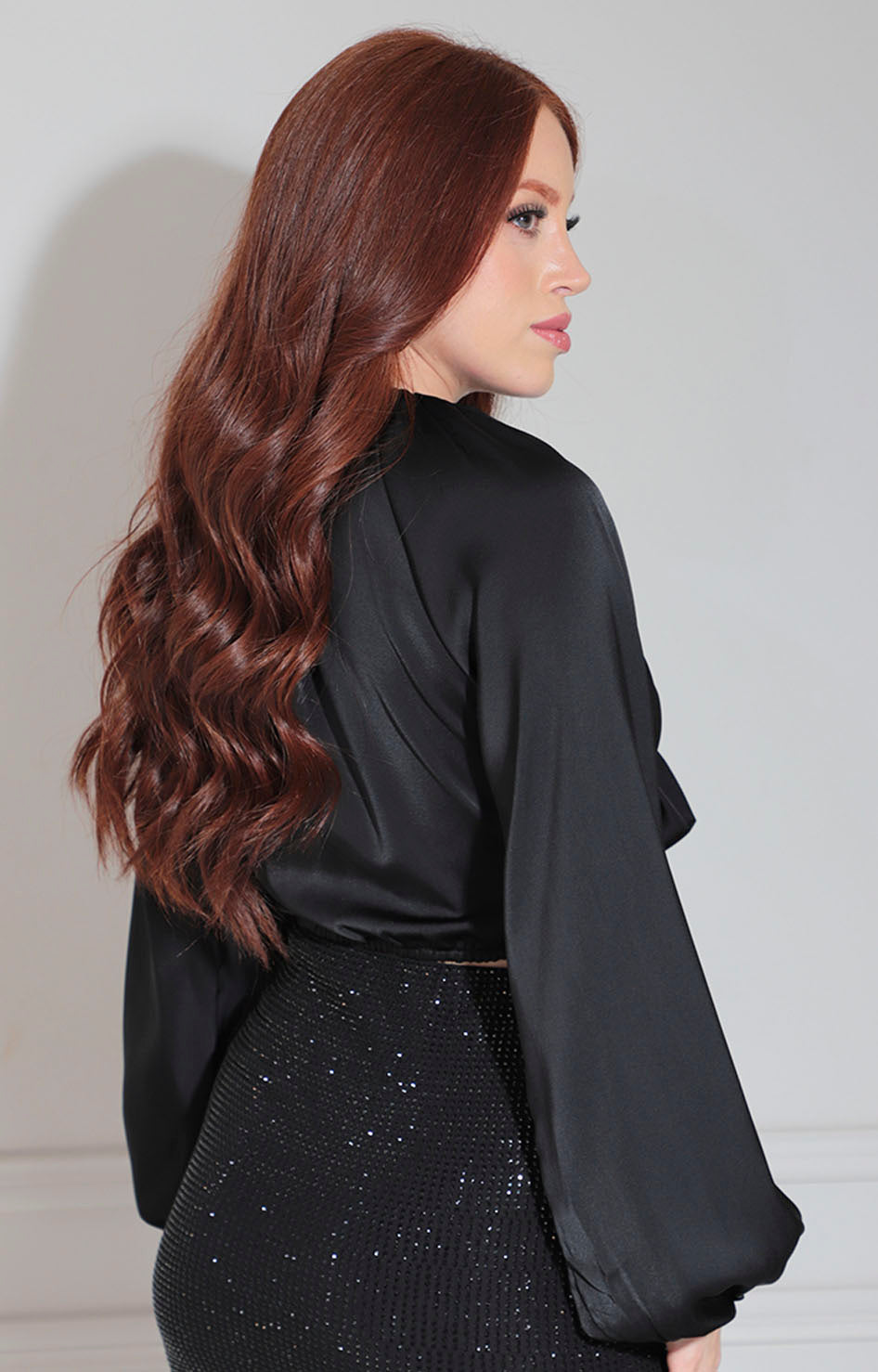 Blusa negra con collar