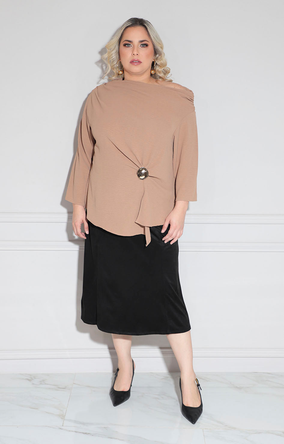 Blusa beige con broche