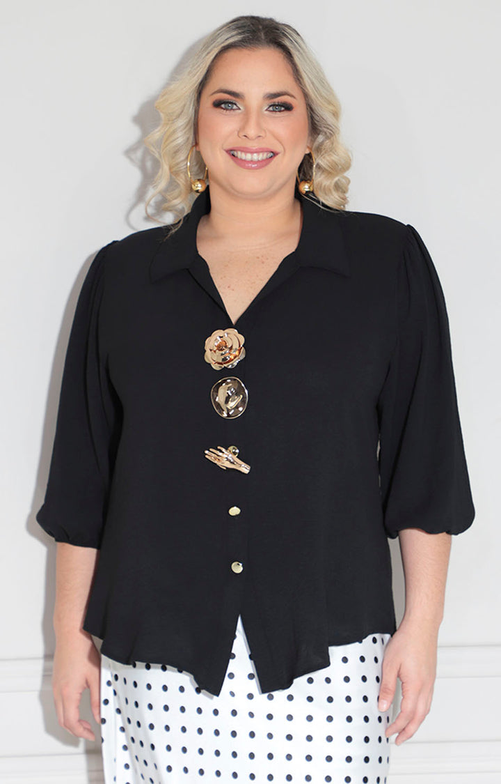 Blusa negra con broches