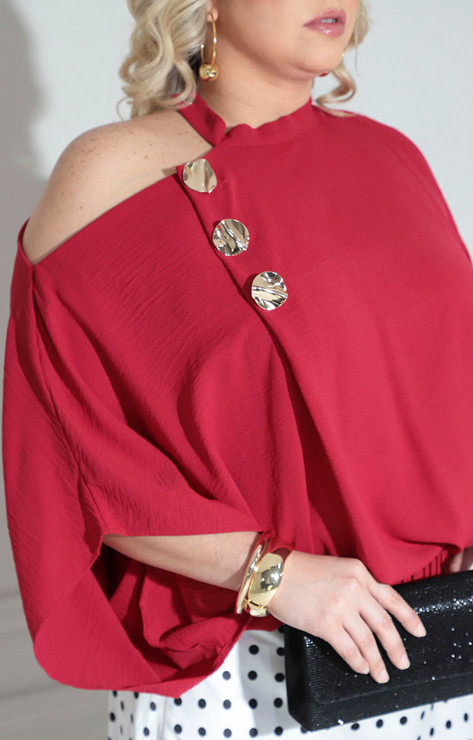 Blusa roja asimétrica