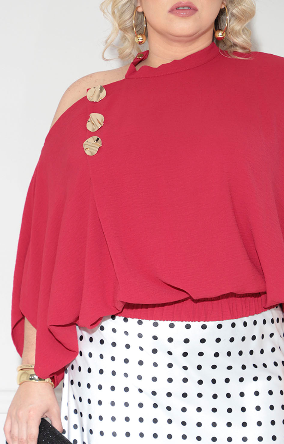 Blusa roja asimétrica