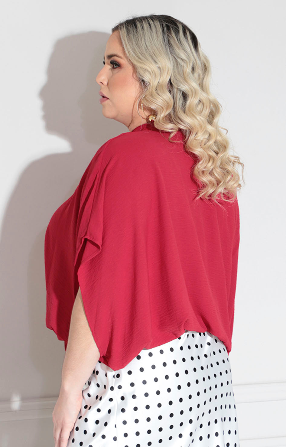 Blusa roja asimétrica