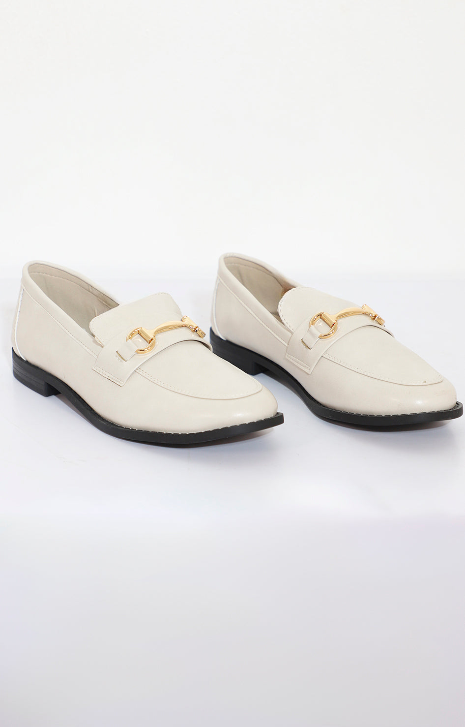 Mocasines beige con hebilla dorada - FLATS Boutiquemirel 