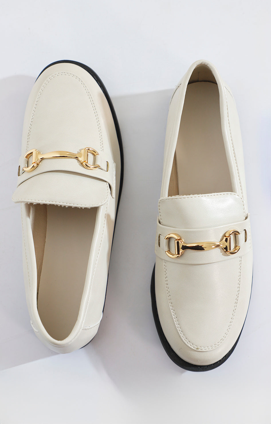 Mocasines beige con hebilla dorada - FLATS Boutiquemirel 