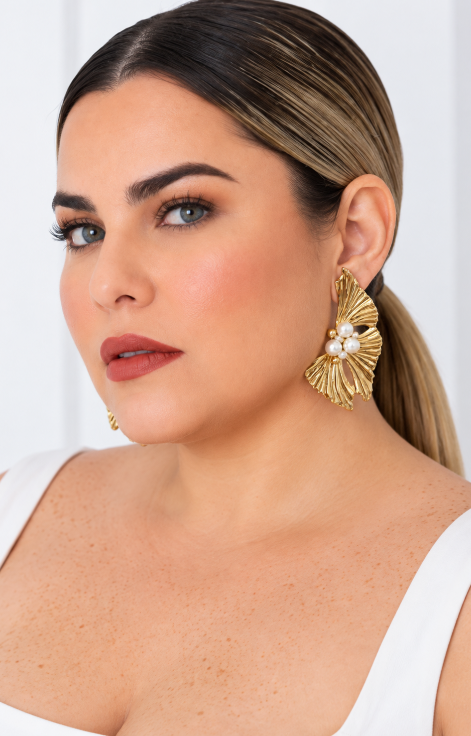 Aretes broquel dorados tipo flor con perla