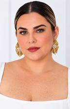 Aretes broquel dorados tipo flor con perla