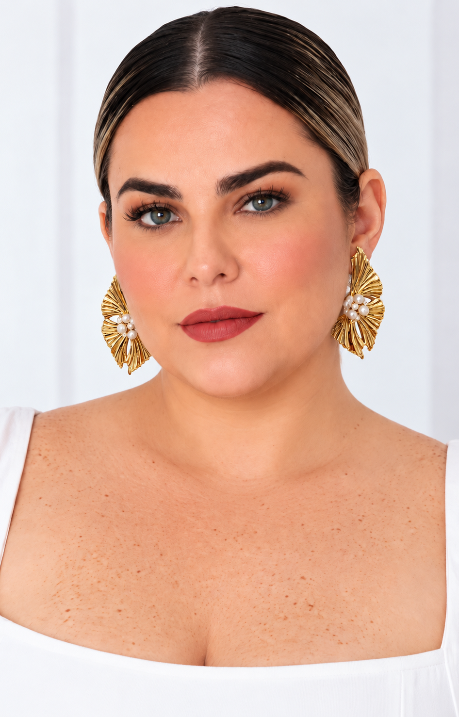 Aretes broquel dorados tipo flor con perla